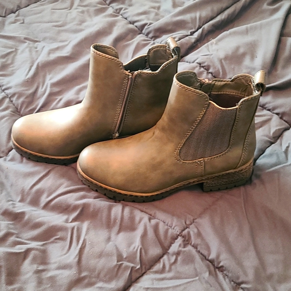 Maurices Anna Solid Chelsea Adventure Boot